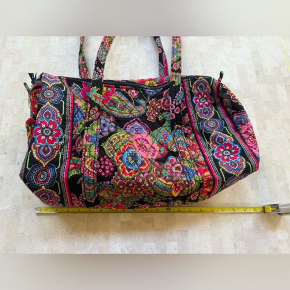 VERA BRADLEY Large Quilted Duffle Bag ‘Symphony In Hue’ Floral Paisley NWOT - Picture 3 of 8